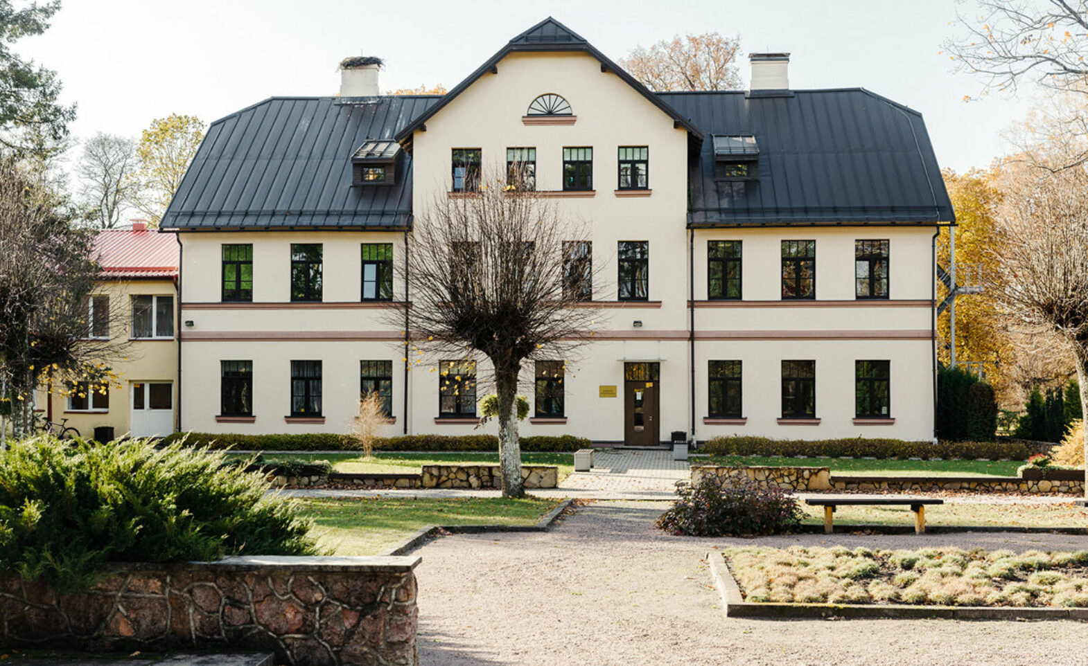 Garozas pamatskolas ēka pavasarī