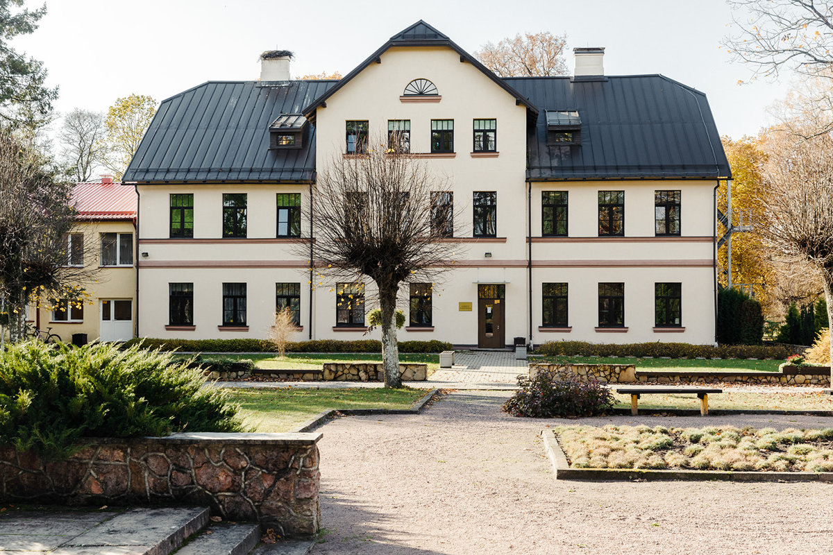 Garozas pamatskolas ēka pavasarī